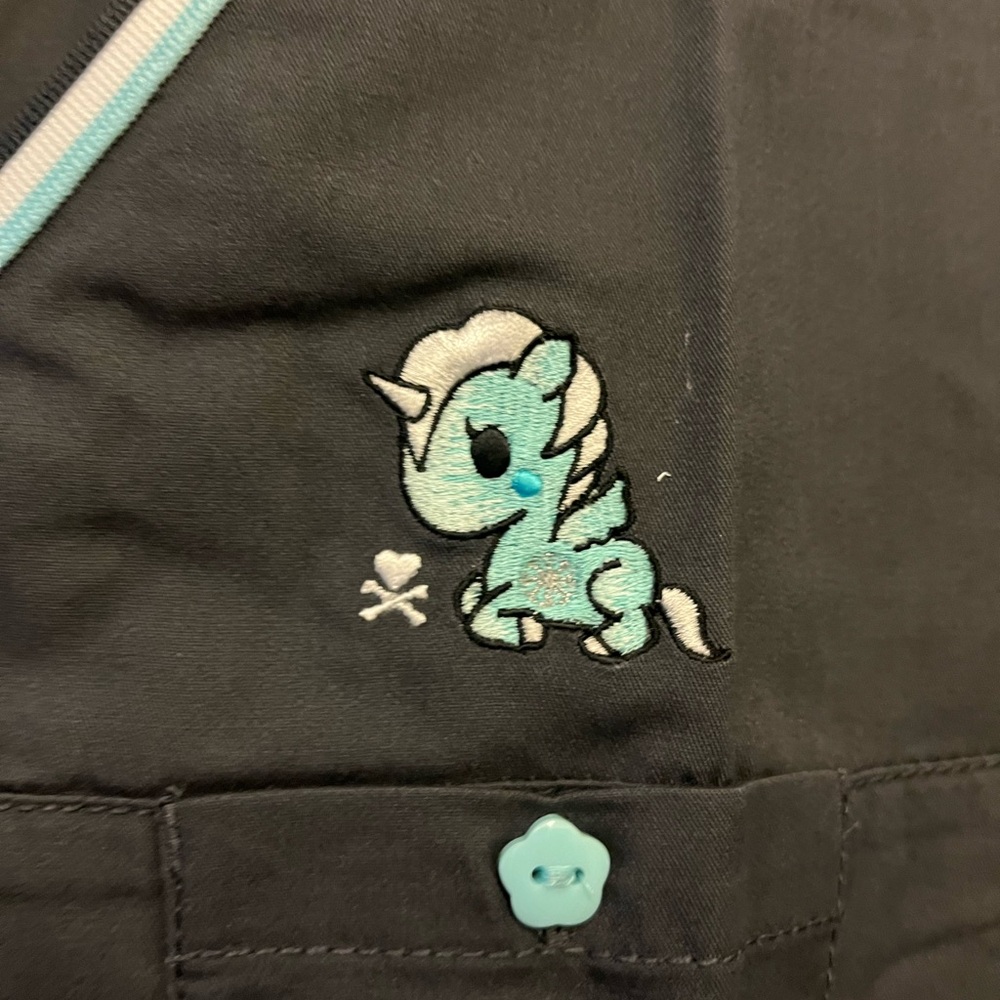 Tokidoki x Koi by Kathy Peterson Grey V-Neck Scrub Top with Unicorno - Picture 4 of 4